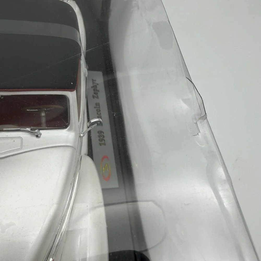SIGNATURE MODELS 1939 Lincoln Zephyr White w/ Red Interior Diecast Car 1:18